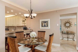 Dining - Oceanfront washer dryer incredible views full kitchen oceanfront pool (Myrtle Beach)