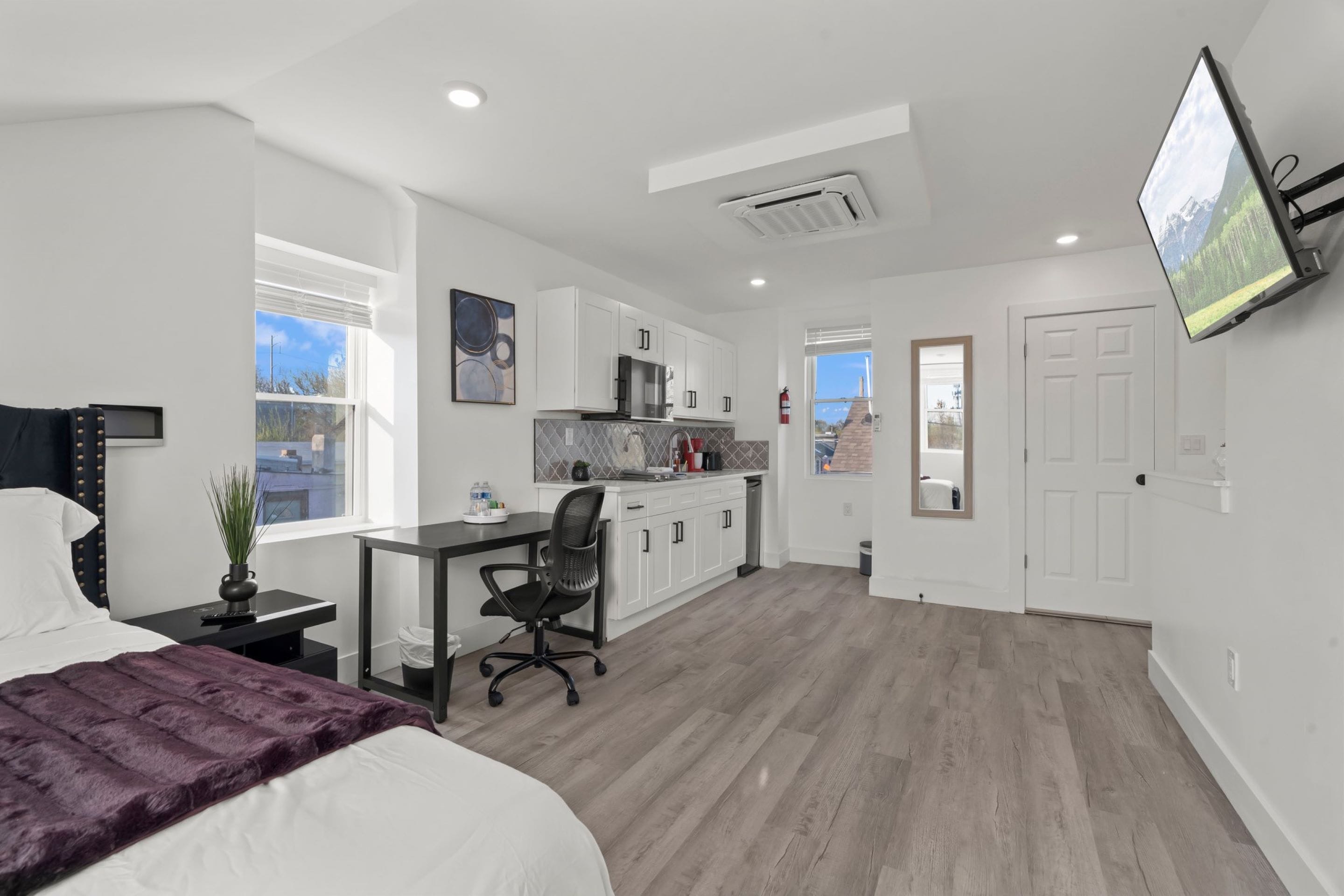 高级 套房, 无烟房 | 起居区 | 42-英寸智能电视（配备数码频道）