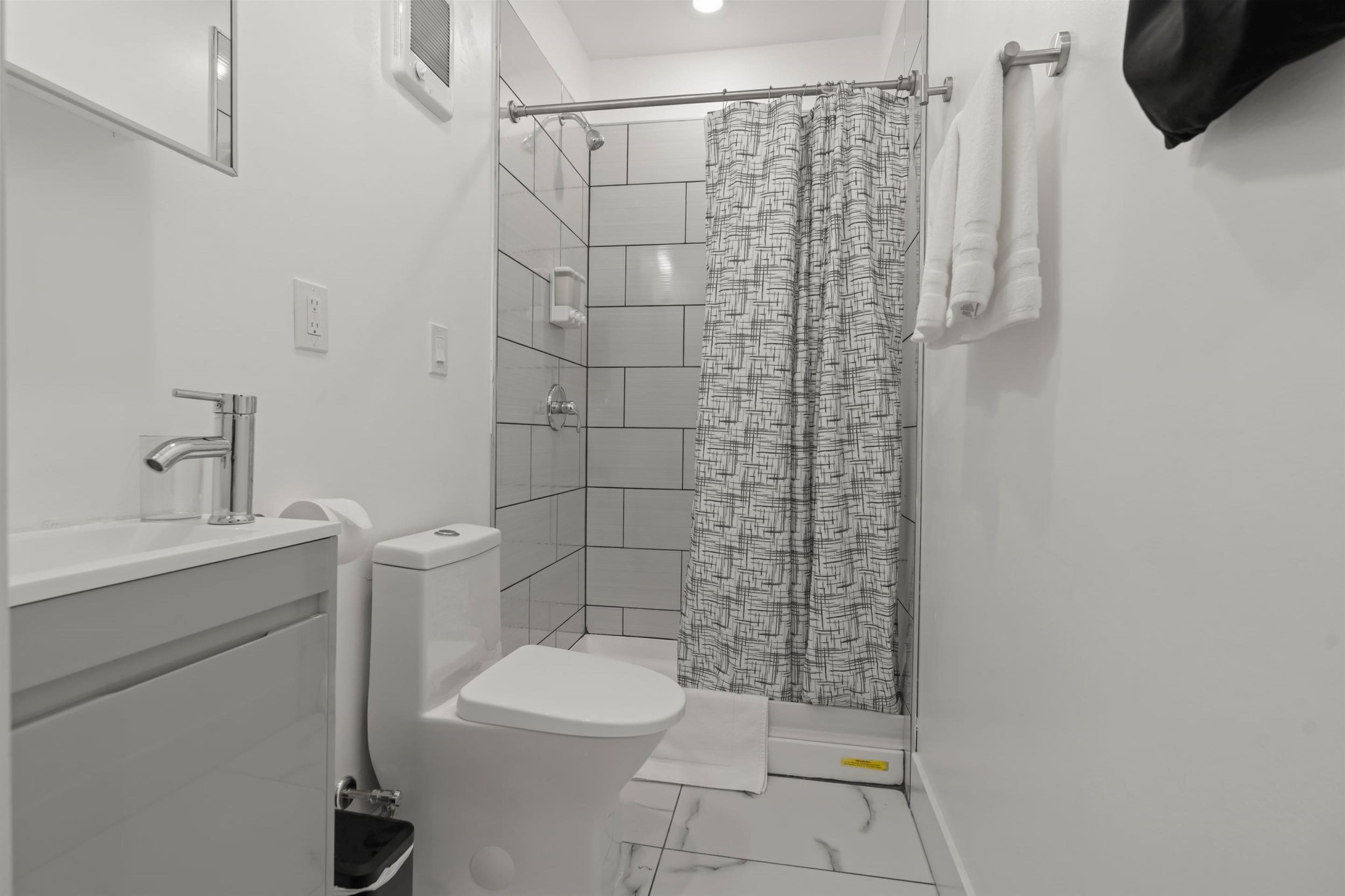 Shower, hydromassage showerhead, free toiletries, hair dryer