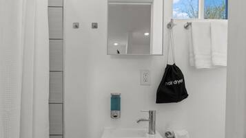 Superior Suite, Non Smoking | Bathroom | Shower, hydromassage showerhead, free toiletries, hair dryer