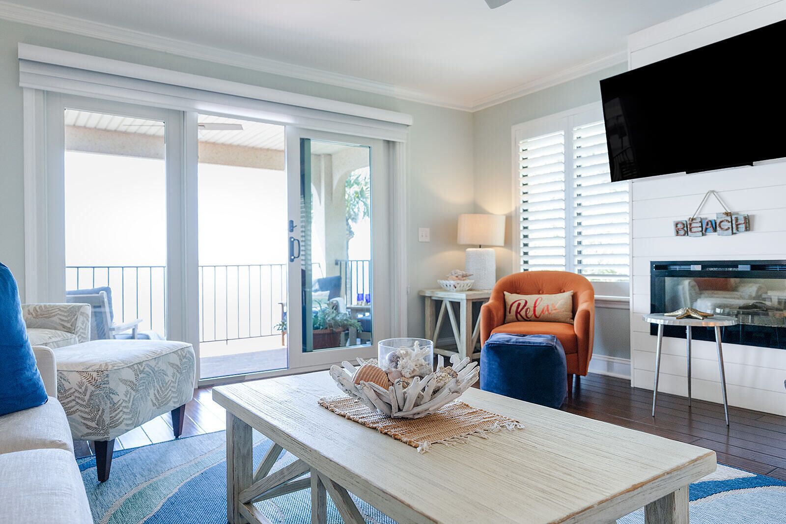 Smart TV, fireplace