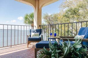 Property grounds - Ocean Pearl! Amazing Ocean & Pier Views, Oceanfront Pool, In the heart of the Pier Village! (Saint Simons Island)