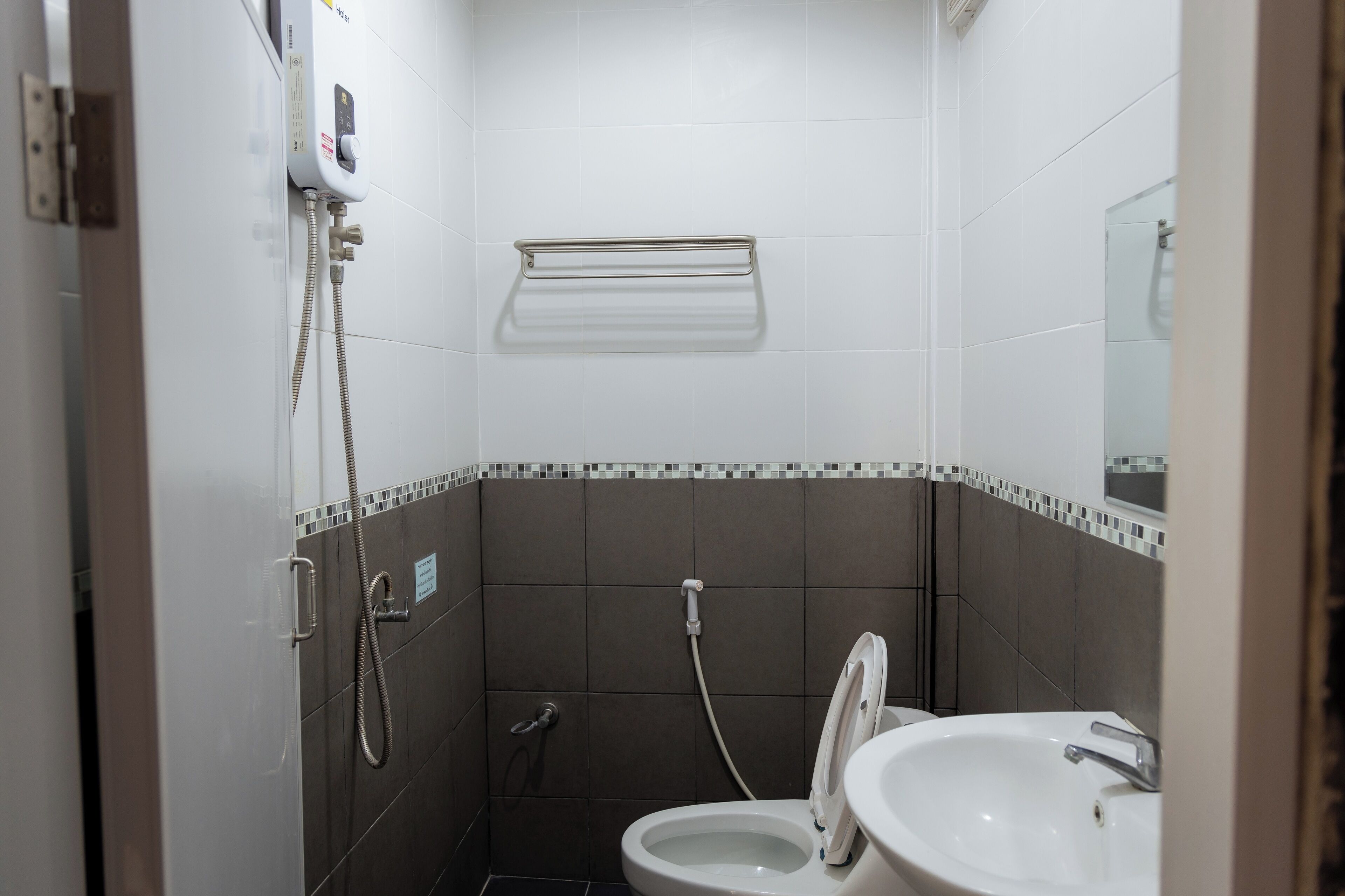 Ducha, cabezal de ducha con hidromasaje, secador de pelo, toallas