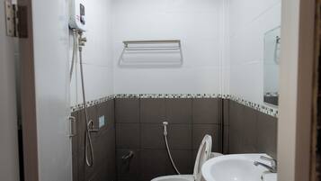 Ducha, cabezal de ducha con hidromasaje, secador de pelo, toallas