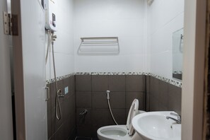 Een douche, een hydromassagedouche, een haardroger, handdoeken