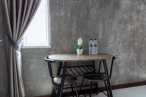 Deluxe tweepersoonskamer, uitzicht op bergen | Woonruimte | Een 40-inch smart-tv met kabelzenders