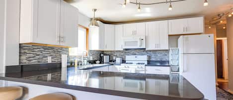 Een koelkast, een microgolfoven, een oven, een kookplaat