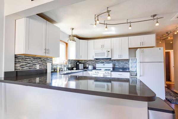 Kjøleskap, mikrobølgeovn, ovn og kokeplater