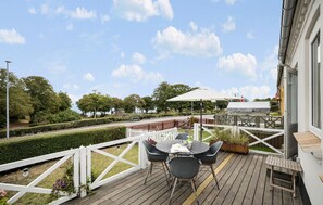 Outdoor dining - Beautiful home in Allinge with kitchen (Allinge)