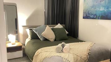 4 quartos, ferros/tábuas de passar roupa, berço de viagem