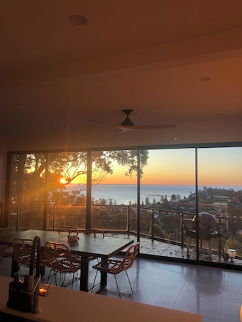Dining. AMAZING Insta-worthy ocean views over Newport Beach sleeps 9 guests