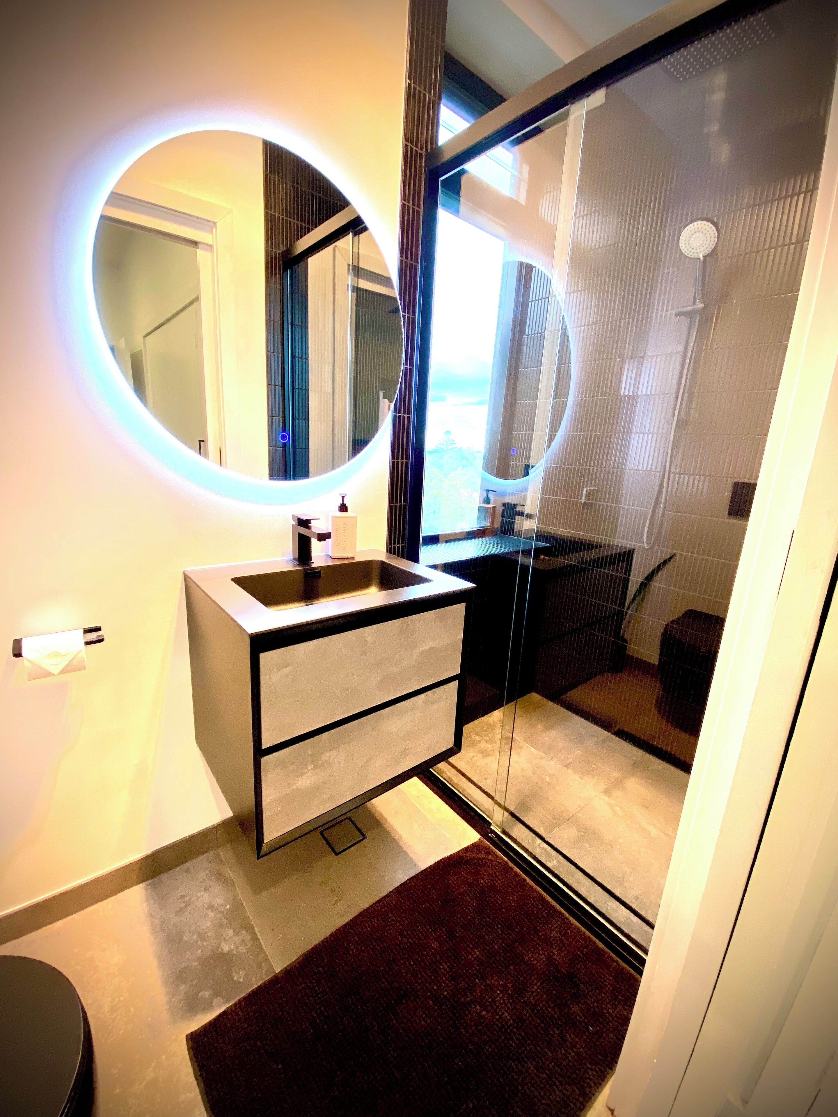 Chuveiro, secador de cabelo, toalhas de banho, sabonete