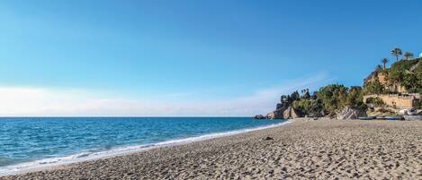Una spiaggia nelle vicinanze