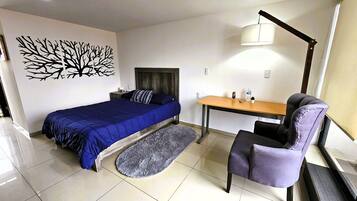 Executive-Studiosuite, Balkon, Stadtblick | Hochwertige Bettwaren, Zimmersafe, Schreibtisch