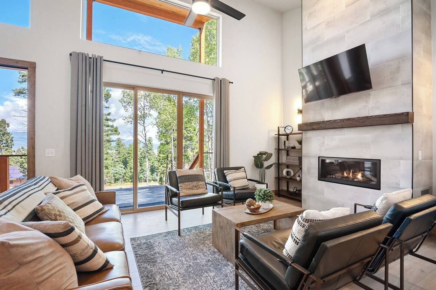 TV, lareira, mesa de pingue-pongue