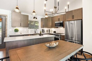 Fridge, microwave, oven, stovetop - Alpine View: Your Getaway to Mountain Adventures (Angel Fire)