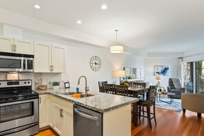 Geladeira, micro-ondas, fogão, cooktop