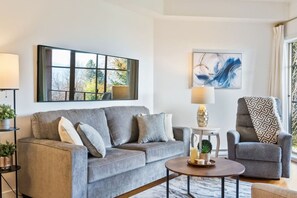 Téléviseur, table de ping-pong