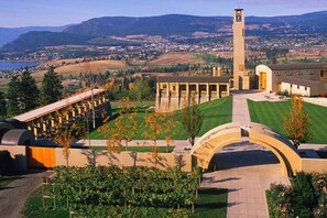 Exterior - 2 bedroom Oasis with Resort Amenities (West Kelowna)