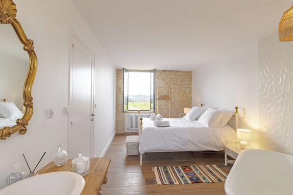 10 habitaciones, tabla de planchar con plancha y cuna de viaje 