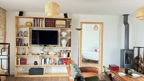 Televisie, een open haard en een stereo