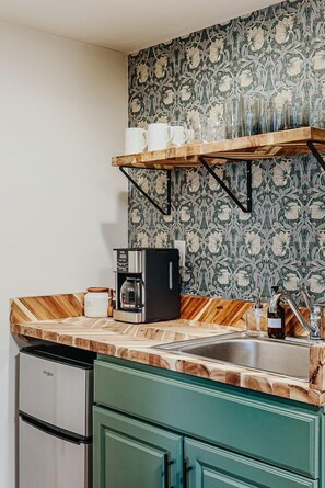 Fridge, microwave, stovetop, coffee/tea maker - Secret Garden: Pup Friendly & Walkable (Staunton)