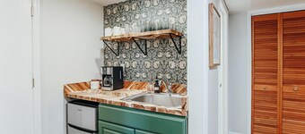 Secret Garden: Pup Friendly & Walkable