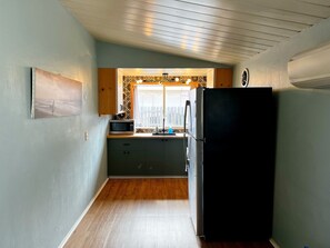 Full-size fridge, microwave, oven, stovetop