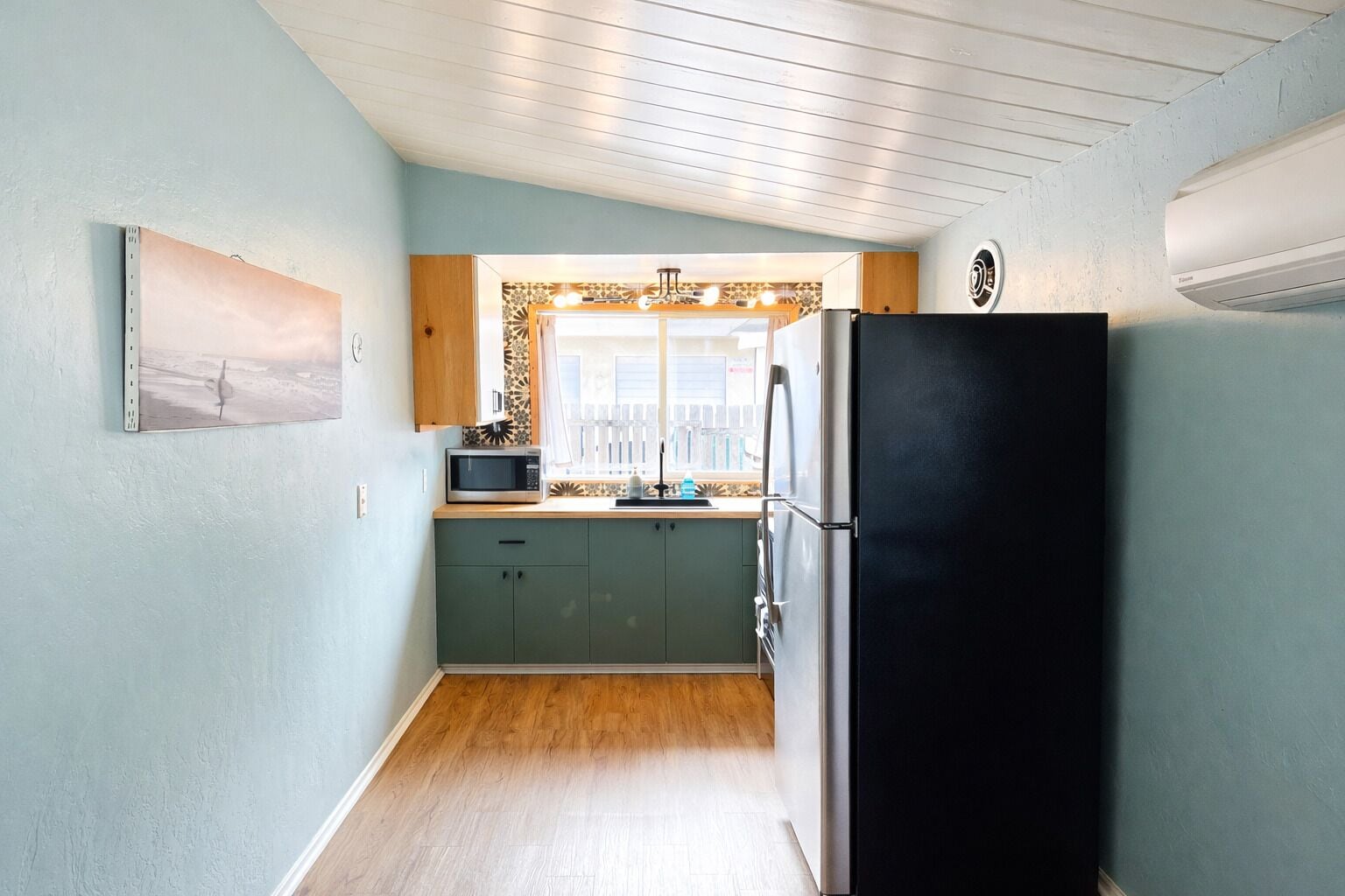 Full-sized fridge, microwave, oven, stovetop