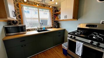 Full-size fridge, microwave, oven, stovetop