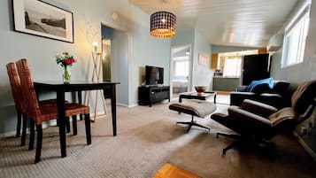 Apartment | Living area | Flat-screen TV
