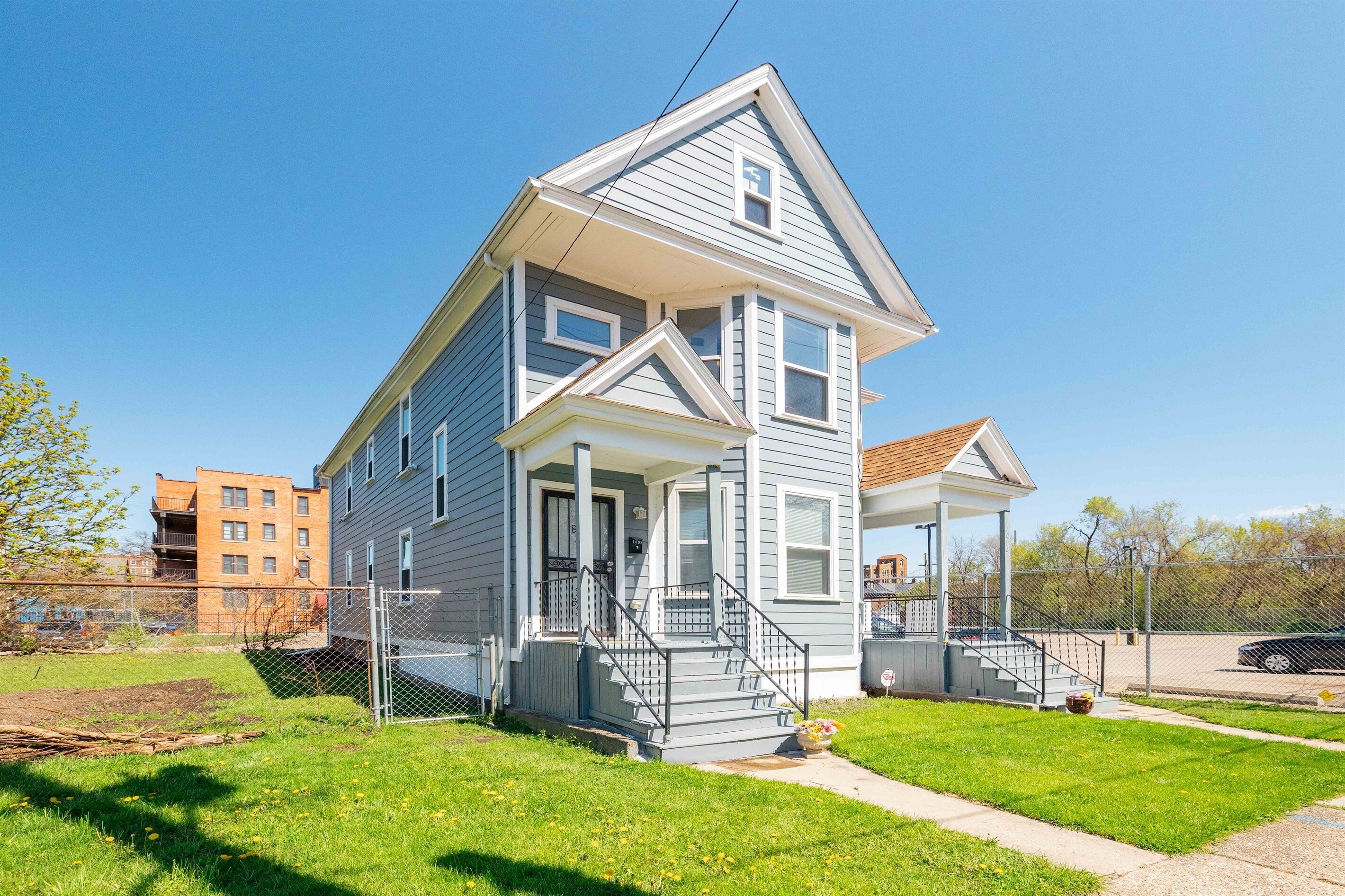 Charming Upper: 3 Bd,1 Ba Flat