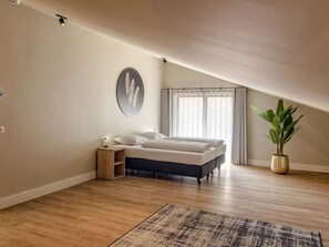 7 bedrooms, travel cot, free WiFi, bed sheets