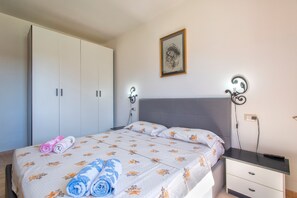 3 quartos, ferros/tábuas de passar roupa, roupa de cama