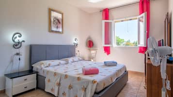 3 bedrooms, iron/ironing board, bed sheets