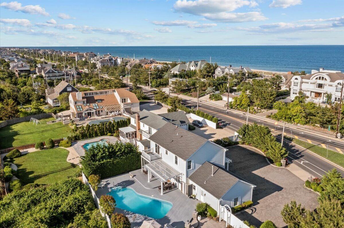A Mantoloking Summer Escape! - Private Beach Access with a Pool 
