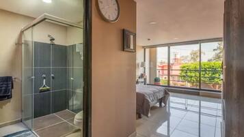 Executive Studio Suite | Premium bedding, down comforters, in-room safe, individually decorated