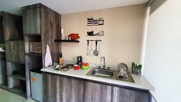 Suite estudio ejecutiva | Cocina privada | Microondas, cafetera y tetera, tetera eléctrica y licuadora