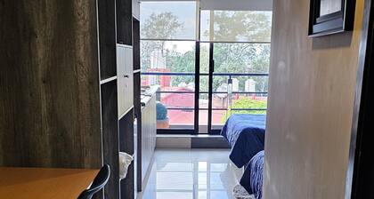 S06 PREMIUM SUITE Full Service WiFi Kitc