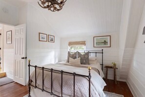 2 bedrooms, iron/ironing board, travel cot, free WiFi - Vintage 2Br Cabin w/ Modern Updates in Great Area. Close to Hiking & Attractions (Lake Arrowhead)