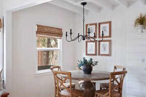 Dining - Vintage 2Br Cabin w/ Modern Updates in Great Area. Close to Hiking & Attractions (Lake Arrowhead)