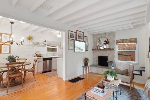 Interior - Vintage 2Br Cabin w/ Modern Updates in Great Area. Close to Hiking & Attractions (Lake Arrowhead)