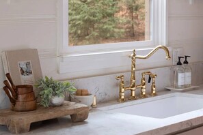 Eco-friendly toiletries, hair dryer, towels, soap - Vintage 2Br Cabin w/ Modern Updates in Great Area. Close to Hiking & Attractions (Lake Arrowhead)