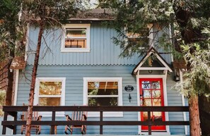 Exterior - Vintage 2Br Cabin w/ Modern Updates in Great Area. Close to Hiking & Attractions (Lake Arrowhead)