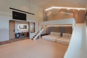 Signature Quadruple Room | Premium bedding, blackout drapes, free WiFi, bed sheets - PAPO'A HARBOR HOTEL (Kaohsiung)