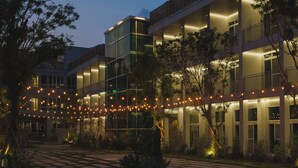 A modern hotel with a courtyard, outdoor lighting, and a mix of glass and concrete architecture. - PAPO'A HARBOR HOTEL (Kaohsiung)