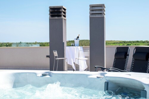 Modern holiday home with jacuzzi and large garden