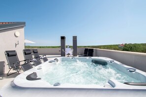 Terrace/patio - Modern holiday home with jacuzzi and large garden (Pula)