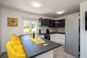 Kylskåp, mikrovågsugn, ugn och spishäll