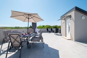 Outdoor dining - Modern holiday home with jacuzzi and large garden (Pula)